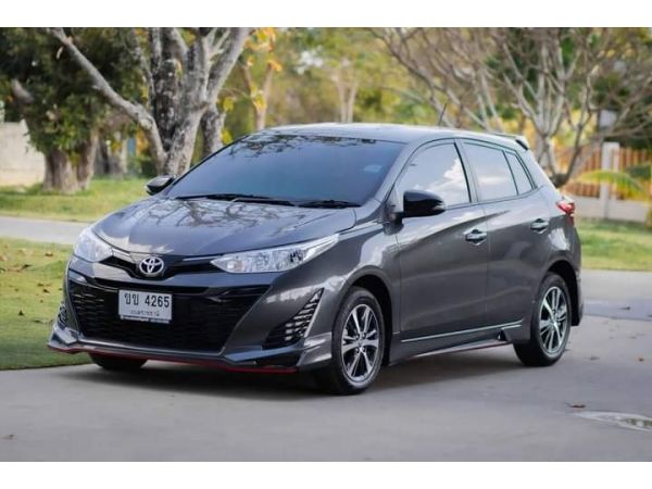 Toyota Yaris 1.2 MID AT. สีเทา ปี 2020